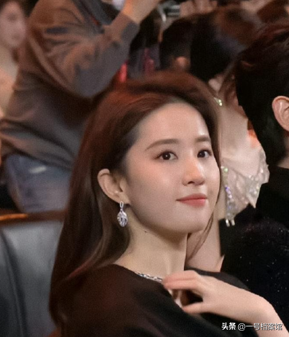 开眼了，美籍的刘亦菲被中国外交部公开点赞，她是真正的中华儿女