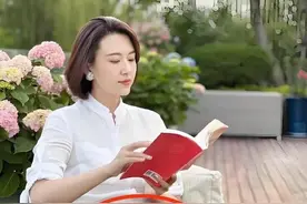 著名主持人张蕾的小肚子显得格外真实，即便如此，美貌依旧不减。 ​​​图片