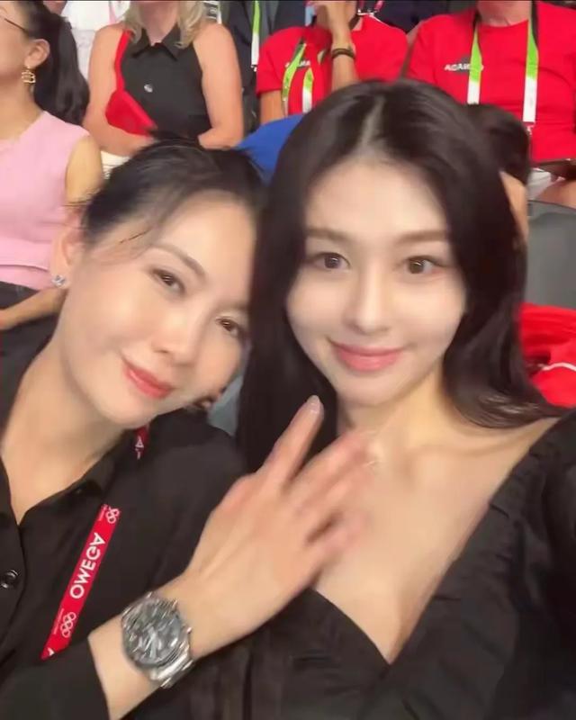 57岁邱淑贞游普陀山被偶遇，身材娇小苗条，打扮低调女神气质依然