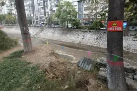 保定护城河多处边坡坍塌存安全隐患，回复：将设路障加强警戒，责任移交后整体建设图片