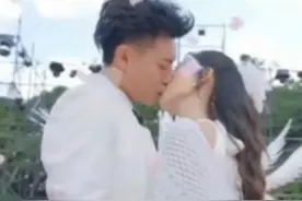 黄子韬插兜吻翻车现场，网友：番茄小说诚不欺我，但现实要演技！图片