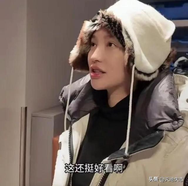 落毛凤凰不如鸡？42岁著名歌手江苏走穴	，宾客只顾吃席没人搭理