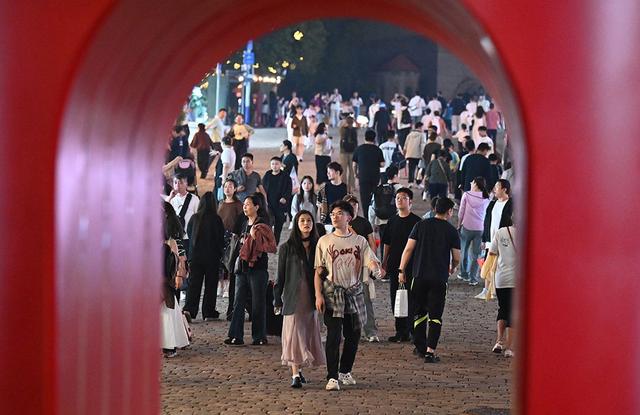 青岛中山路：老城建筑映繁华 烟火气里品青岛