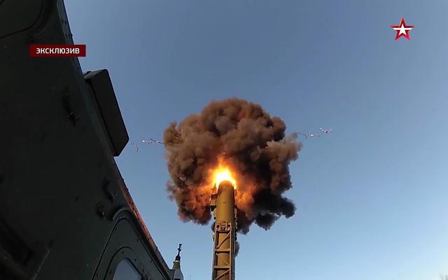 俄军3枚核导弹升空，普京亲自坐镇指挥，提醒西方自己宝刀未老