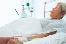 母亲和大姨断交十三年，那天得知大姨生病住院，她打了十几个电话图片