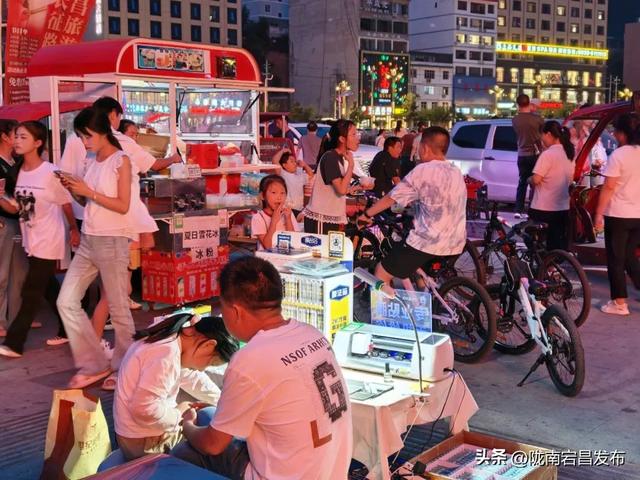避暑胜地·康养宕昌｜夜逛宕昌：从舌尖到脚尖，游客乐不停