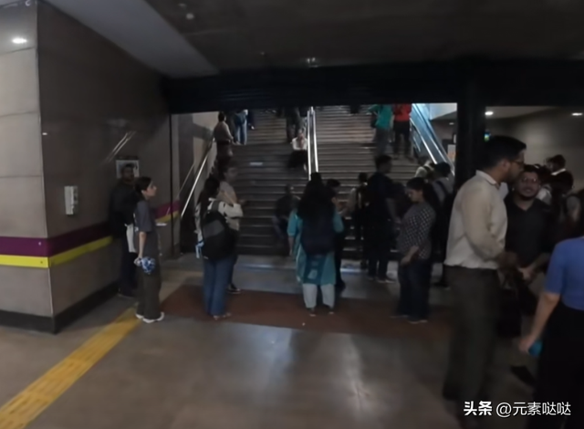 新德里真能跟北京比？博主半天遭遇5个骗子，下雨停地铁边走边窜