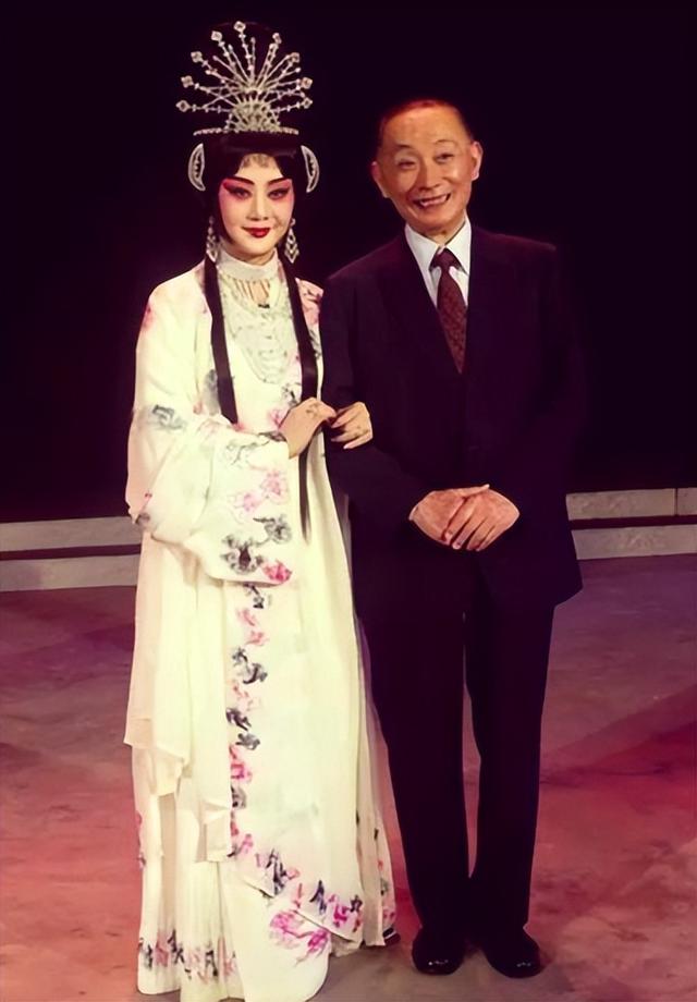 至今未婚未育，身边却有男人陪了近27年！59岁的她才是真人间清醒