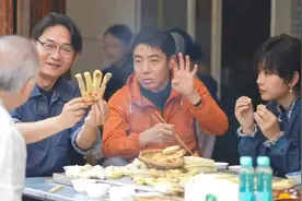 央视主持人撒贝宁和歌手周笔畅，到云南红河石屏吃烧豆腐图片