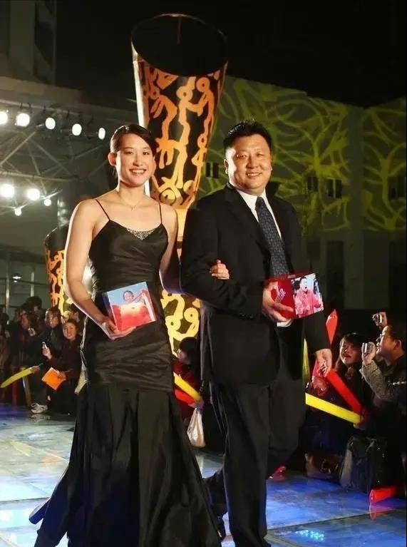 连娶3位徒弟，将奥运冠军变主妇，毁掉队员前途的他能有多离谱？