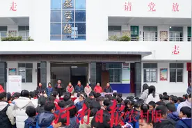 “一本书公益”图书室落户罗山铁铺中心学校图片