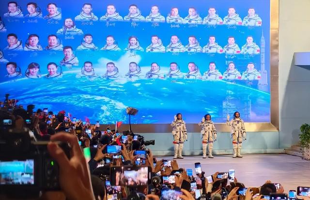 太燃！神舟二十一3.5小时极速对接天宫，中国太空通勤卷上新高度