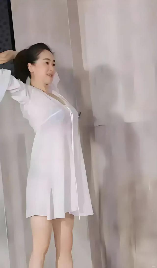 左小青这身材看起来确实是太胖了,不过这大体格子看起来非常健康