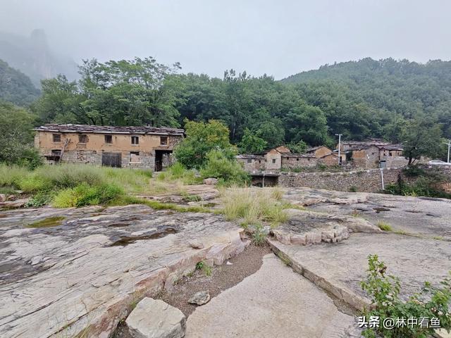 走遍石板岩之上坪菜家岩——北太行天路俯观桃花谷停车场最佳地
