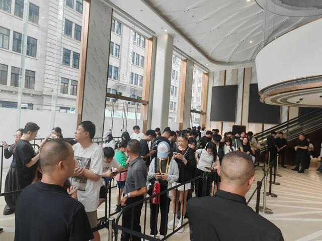 上海南京路又在大大大排排排长队！有人带着拉杆箱买买买，注意！这天起不用预约