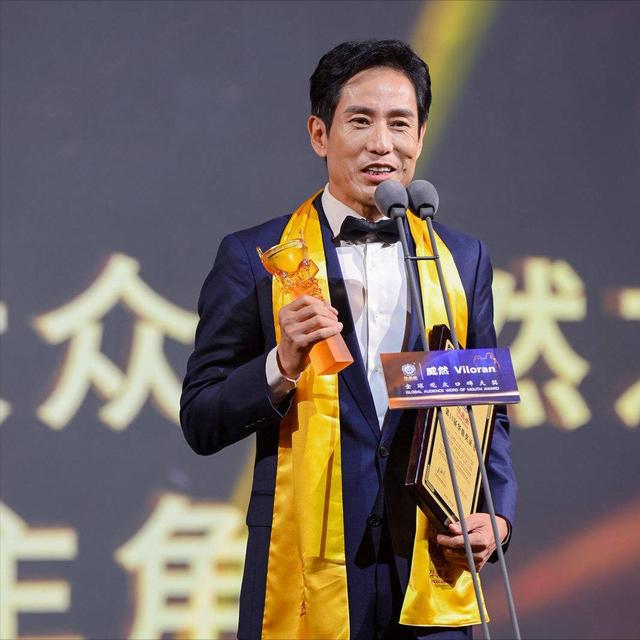 54岁凭央视大剧一夜爆火，如今又父子同台飙戏，17岁儿子比他还帅