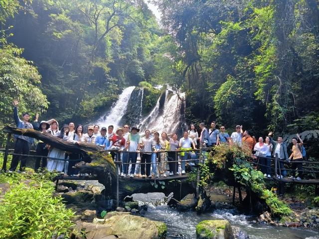 腾冲猴桥：接住徒步流量“红利” 趟出旅游致富新路