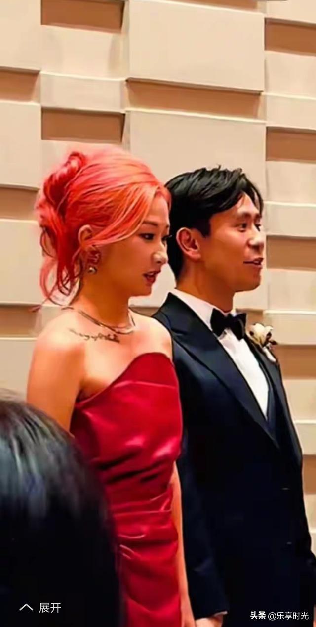 刘欢女儿在重庆举行婚礼！桌上摆了茅台，刘欢哭了，不舍女儿出嫁
