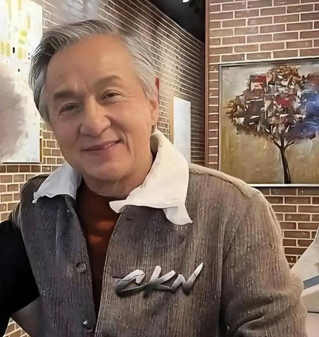 官媒对成龙的称呼变了	，三字之差释放强烈信号，王晶的话有人信了