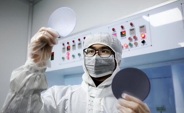 哈工大突破的并不是光刻机技术，外媒：中芯国际“赢麻”了