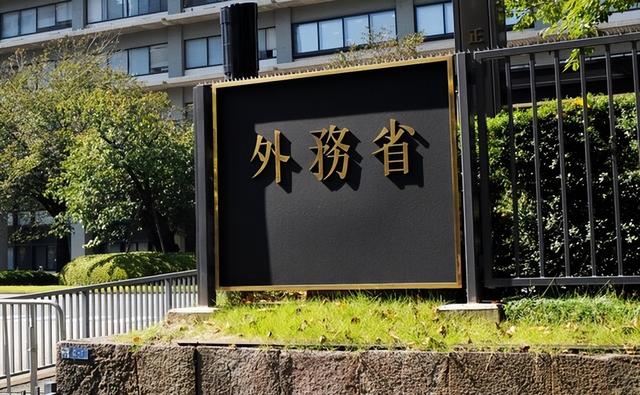 中方反制奏效！不到24小时，日本要求中方撤回，王毅外长点名高市