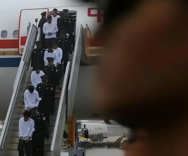 又揪出来一个巨贪，金额高达9.7亿，首富夫人郝斌跨境逃亡失败了