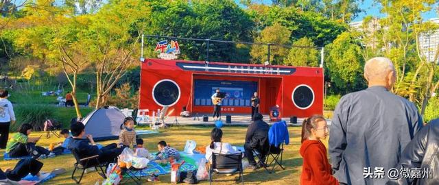 出太阳绿心公园就“长”满了人 “红色录音机”成秋假休闲新场景