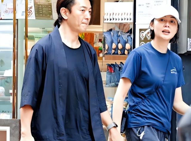 21岁拍三级，30岁被出轨，38岁嫁大佬，如今52岁没孩子也被宠成宝