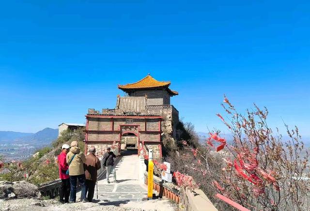 到河北张家口登鸡鸣山
