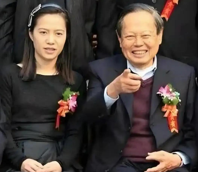 严查祖上三代！杨振宁去世仅5天，恶心的一幕出现！还得官方出手