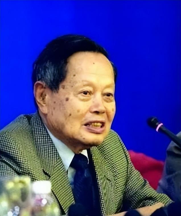 杨振宁刚去世，翁帆终于发声	，字字催泪，清华大学吊唁堂细节感人
