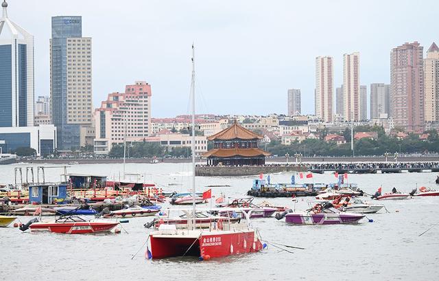 海上赏青岛 国庆假期青岛栈桥一号码头游船游热潮涌动
