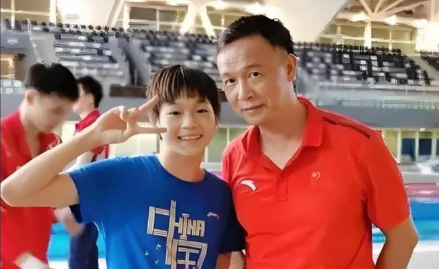 全红婵刚归队，爸爸立迈合冠军广场牌子欢迎您	，被质疑蹭女儿流量