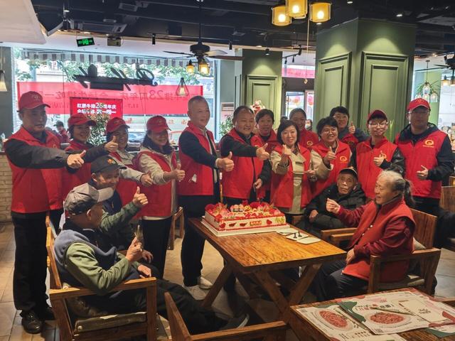 青岛市社会福利院老人：游船之上度重阳