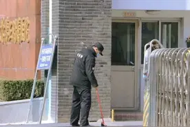 有人建议70岁以上老人退出物业服务，小区门口的大爷要下岗了?图片