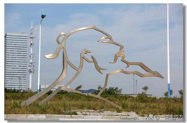 在大连陵水湾打造出的“海纳百川”国际雕塑景观带