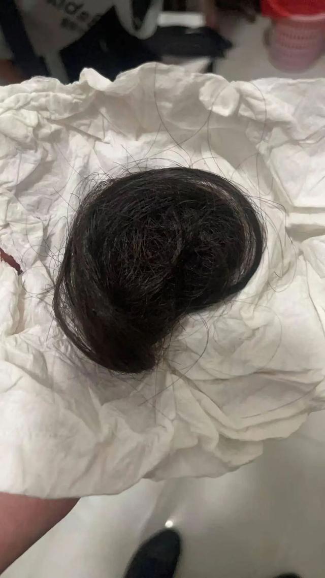 “带娃回娘家一家三口被害”案今开庭，丈夫：带妻子被砍断的头发去见证凶手被审判
