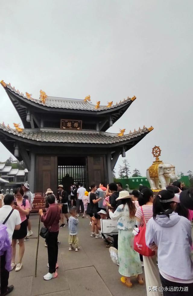 峨眉山金顶·华藏寺