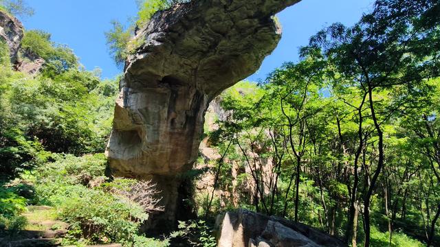 山西黎城县茶棚滩村单孔桥，桥旁多天然山洞，似有神灵守护
