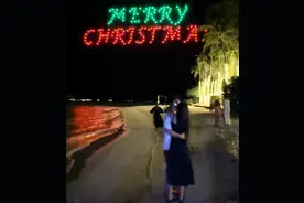 甜到齁！王思聪陪小15岁女友海岛度假，沙滩写字表白夜色浪漫拥吻图片