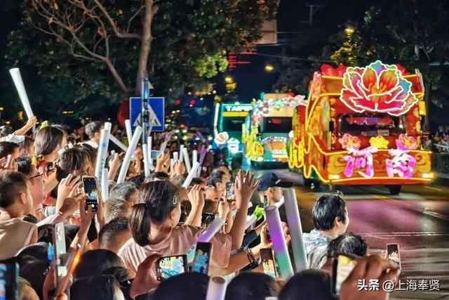 雨水难挡群众热情！第36届上海旅游节奉贤花车巡展火热开巡