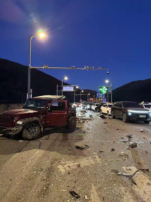 为给 4 个孩子做饭搭同事顺风车，张家口女子遭吊车冲撞遇难，家属痛呼：她再晚半小时就好了