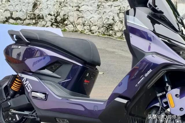 同样是九号的高端电动车，新亮相的M5车型对比E300，配置怎么样
