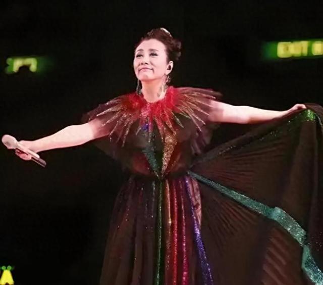 78岁连路都走不稳还开演唱会	，全网骂声一片，她却扬言回馈粉丝