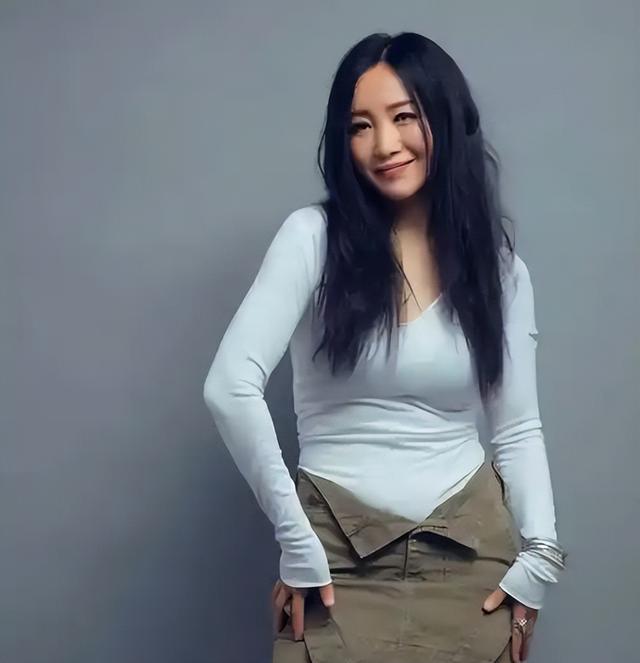 她连上5次春晚，私下却和恩师同居怀孕被骗流产，今57岁依然单身