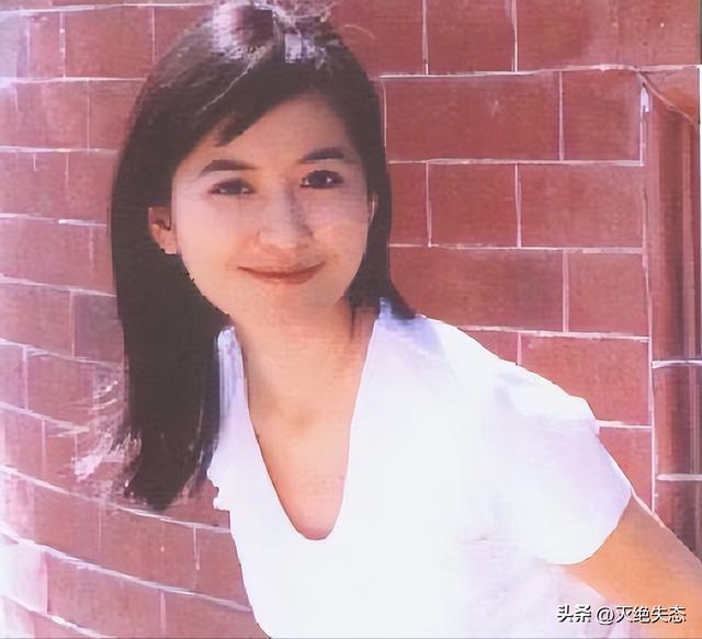 至今未婚未育，身边却有男人陪了近 20 年！54岁的她才是人间清醒
