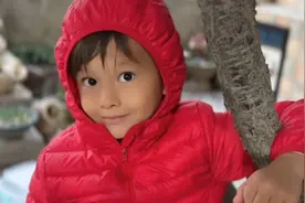 双胞胎混血儿的爸爸迎来强烈质疑，被迫分居！6岁哥哥温暖了他图片