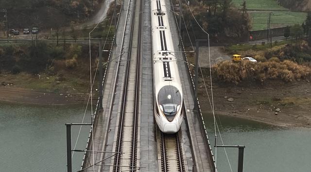 中国高铁为何放着平地不走，而选择建造高架桥？