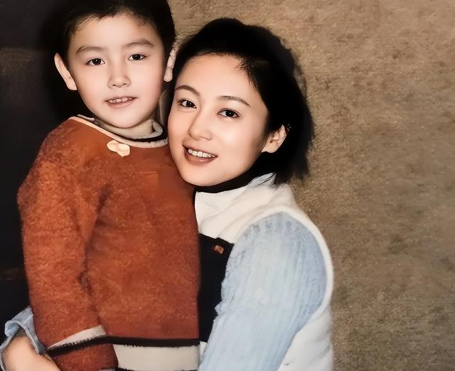 长得太美被导演占为己有，4年后生下大明星儿子	，17岁就成男一号