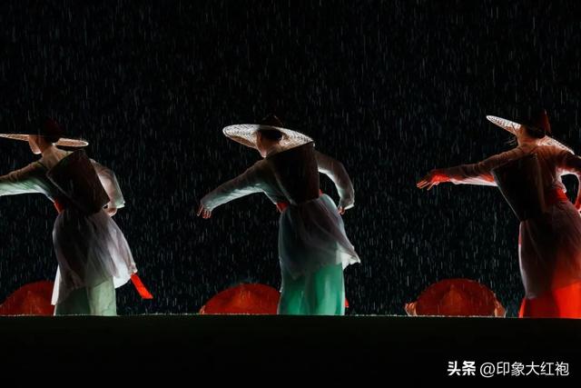 火力全开！印象大红袍上演一夜四场，雨打不散的热爱！